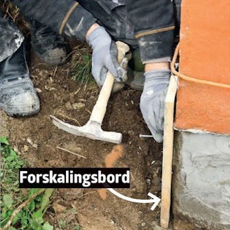 Pusse grunnmur: Spikre fast et bord på hjørnet Pusse grunnmur: Spikre fast et bord på hjørnet